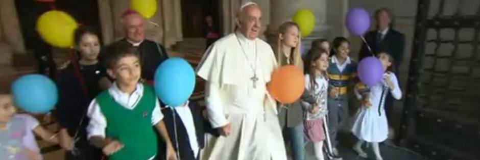Il Papa che esce da San Pietro con bambini e palloncini